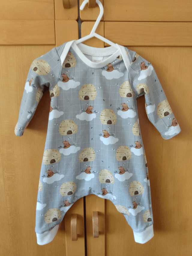 Babygrow - 3-6 mth (6-7 kg).   Bears and bees