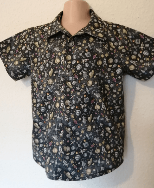 Shirt - 5 yrs (110 cm).   Busy space
