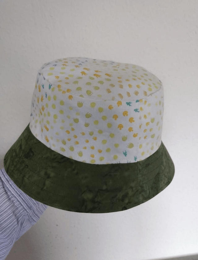 Hat - approx. 12-24 mth.   Starburst batik