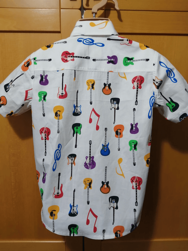 Shirt - 5 yrs (110 cm).   Guitars