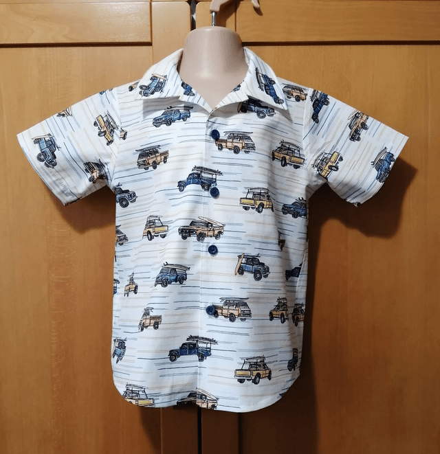 Shirt - 4 yrs (104 cm).   Trucks and surfboards