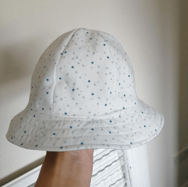 Hat - approx. 09-12 mth.   Playing toddlers