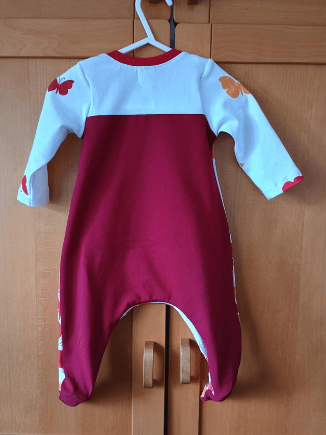 Babygrow - 3-6 mth (6-7 kg).   Red butterflies