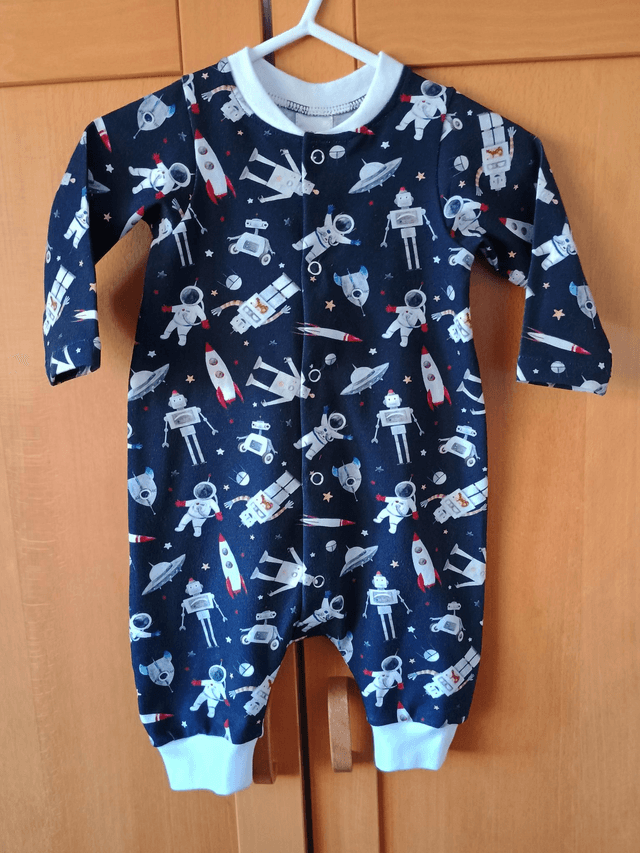 Babygrow - 3-6 mth (6-7 kg).   Space robots